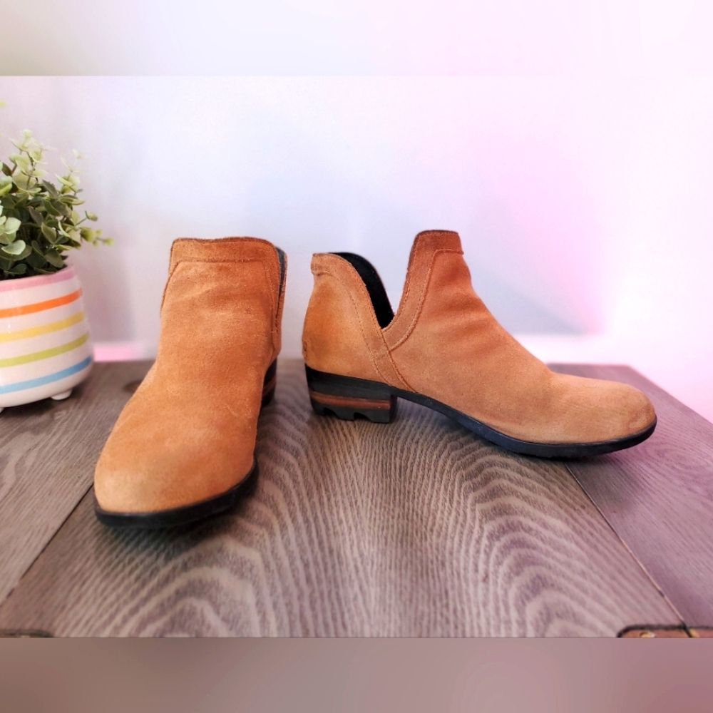 SOREL  lollapalooza cutout camel ankle booties. Size 8